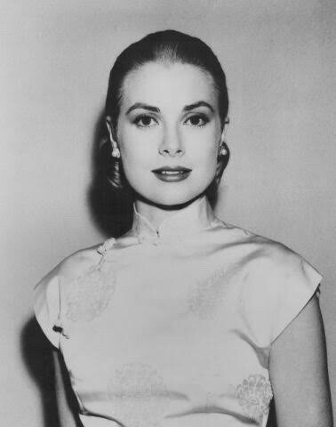 1956年，奥斯卡影后、摩纳哥王妃格蕾丝·凯利（Grace Kelly）穿着旗袍出席美国金球奖颁奖典礼。