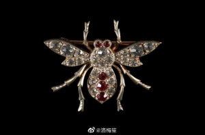 故宫收藏的一组首饰，看风格应该是民国初年的东西了吧，从这些首饰也可以看出，当时西方的首饰如钻石等对中国本土首饰的影响。 ​​​​