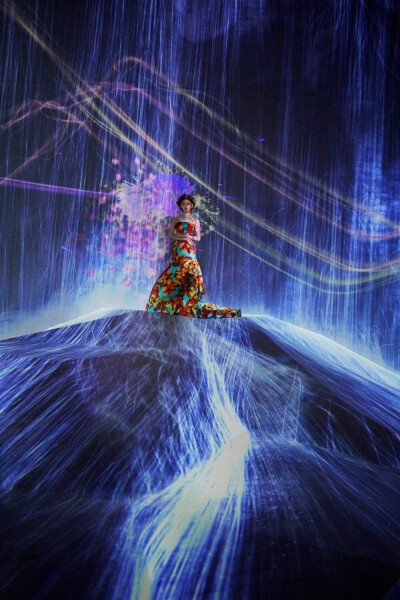 ラフォーレミュージアム原宿では、写真家・蜷川実花のフォトエキシビション「Mika Ninagawa @ teamLab Borderless」を2018年12月18日(火)から12月22日(土)まで開催する。
#玉城ティナ# #玉城Tina# ​​​​