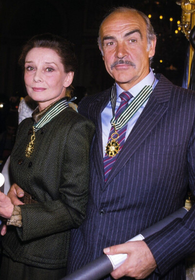 1987年巴黎，58岁的奥黛丽·赫本和57岁的肖恩·康纳利获得法国艺术及文学勋章的最高等级“司令勋位” ​