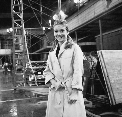 1960年在纽约拍摄《蒂凡尼的早餐》（Breakfast at Tiffany's）最后一幕的奥黛丽·赫本（Audrey Hepburn） ​