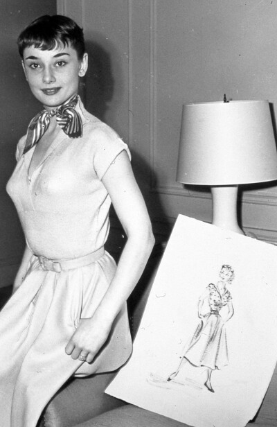 1952年在拍摄《罗马假日》期间，奥黛丽·赫本和她的素描合影 ​