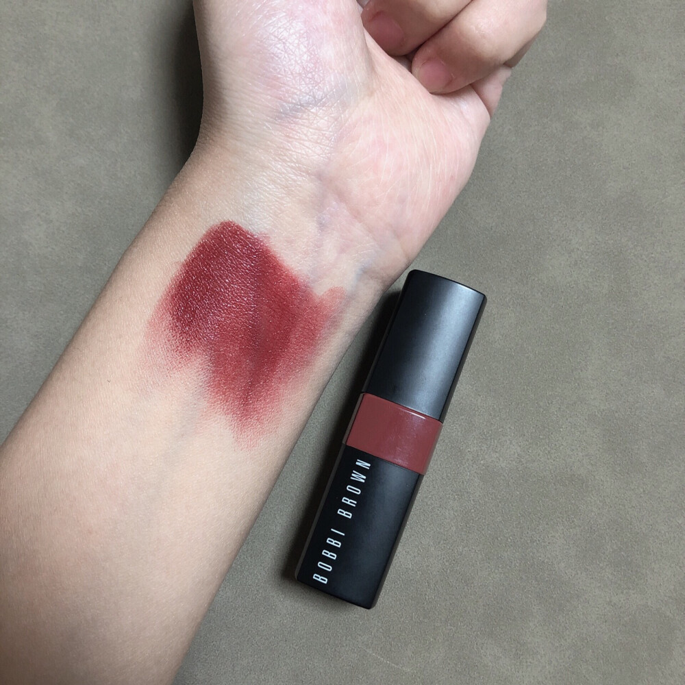 BOBBI BROWN
色号:Cranberry
超级显白，很有气质
薄涂炒鸡温柔，推荐涂咬唇
太他妈好看了