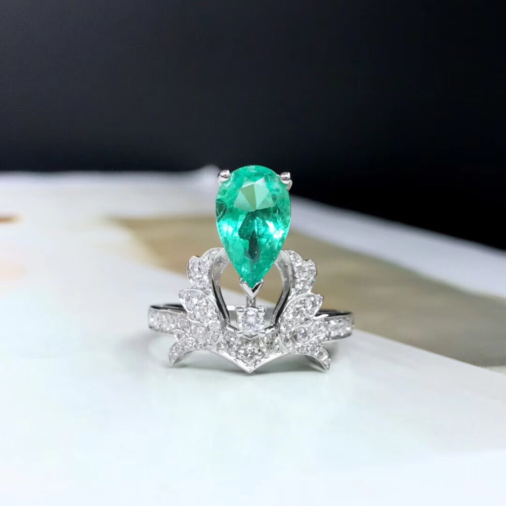 【祖母绿戒指】尚美最新款皇冠戒指，仙气十足。主石1.7ct，天然祖母绿，完美的水滴比例，非常清爽的色彩，玻璃体，火彩极佳，钻石0.408ct。特价️14500，实物颜色更好