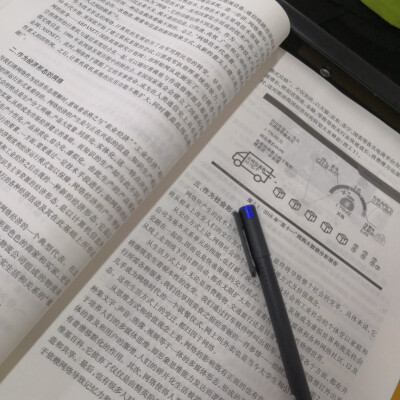 “天黑的越来越早了，微风经过窗口的时候，纸巾被吹得颤抖起来，我看着书上满满当当的知识点，仿佛被巨大的黑暗笼罩着，看不到丁点儿光亮，我如此消极散漫，我知道没有一束光愿意照进来。”
——德卡先生