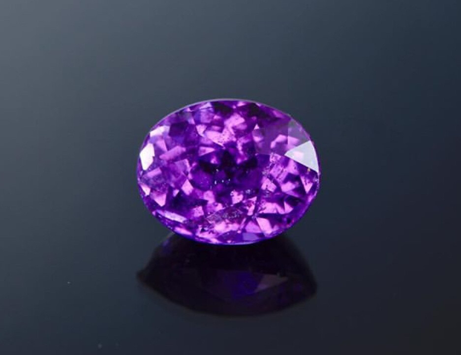 紫色蓝宝石与紫水晶最大的区别在于:天然紫水晶中常会呈现出塔状的