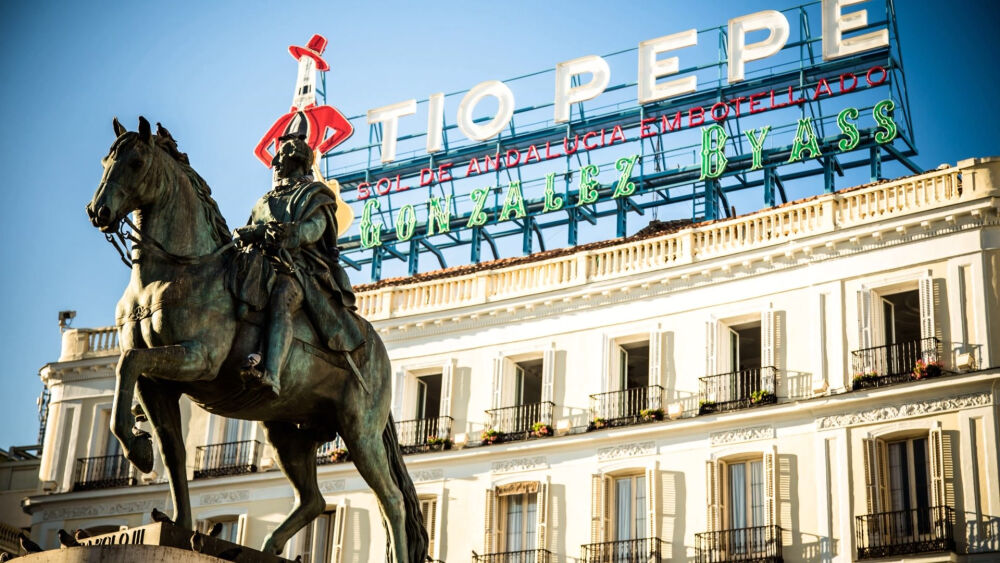 马德里（西班牙语：Madrid）是西班牙首都及最大都市，也是马德里自治区首府，其位置处于西班牙国土中部，曼萨纳雷斯河贯穿市区。市内人口约340万，均占西班牙首位。马德里也是南欧地区的旅游、文化中心，历史文化遗迹丰富，现代旅游设施齐全，服务业发达。