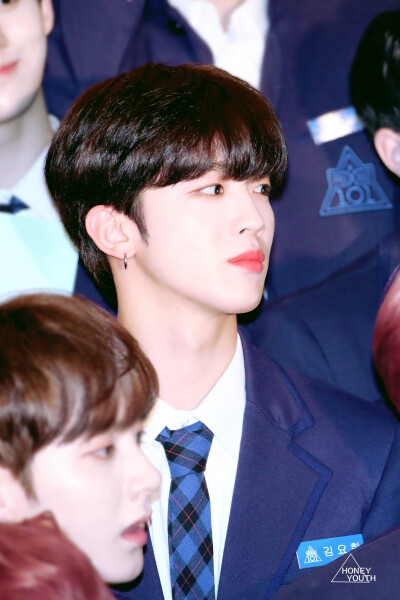 姓名：金曜汉、김요한，Kim YoHan
艺名：YoHan、요한
昵称：憨憨、金憨
出生日期：1999.09.22
籍贯：韩国首尔
特长：跆拳道
注：身份证上除金姓外 无汉字