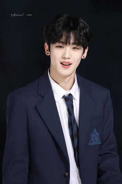 姓名：金曜汉、김요한，Kim YoHan
艺名：YoHan、요한
昵称：憨憨、金憨
出生日期：1999.09.22
籍贯：韩国首尔
特长：跆拳道
注：身份证上除金姓外 无汉字