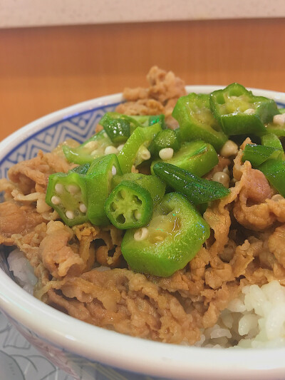 一个人也要好好吃饭啊
吉野家的牛肉饭
我可以！！！