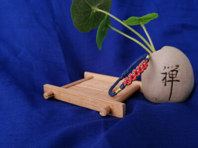 小桃西望那人家，
出树香梢几树花。