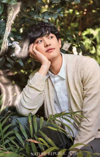 你笑起来真像好天气。 