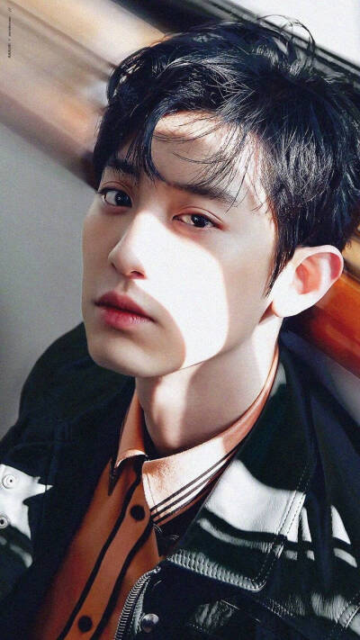 “沉溺，这样看你。用所有眼睛和所有距离。就像风住了，风又起。”