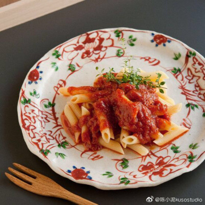 蟹子饭，海胆饭，茶泡饭，抹茶沙拉，红酱意面……所有食材在适宜器皿的衬托下，都呈现出一种：“快来吃我吧”的欢欣鼓舞。