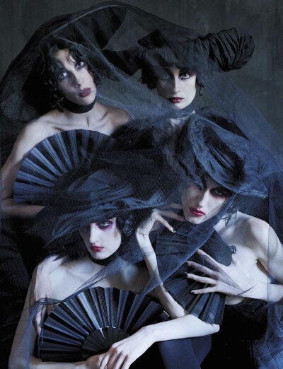 Tim Walker | 摄影作品
Anna Cleveland, Jamie Bochert, Erin O’Connor, Christina Carey in ‘Rebel Riders’ by Tim Walker Vogue Italia | Part 1