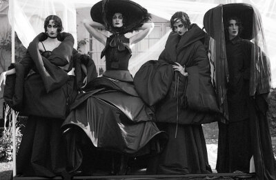 Tim Walker | 摄影作品
Anna Cleveland, Jamie Bochert, Erin O’Connor, Christina Carey in ‘Rebel Riders’ by Tim Walker Vogue Italia | Part 2