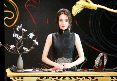  作为中国色彩推荐人亮相新期《时尚大师》，端庄优雅的立领拖尾黑旗袍，白钻花纹样式的单边耳坠更是点睛之笔，既有古典气韵又不失时髦味道的国风穿搭~