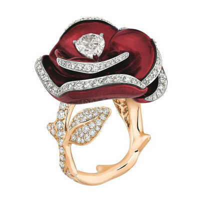 Rose Dior Pop 玫瑰金戒指，by Dior
主石为一颗水滴形切割钻石，绘有红色漆面，点缀圆形切割钻石。