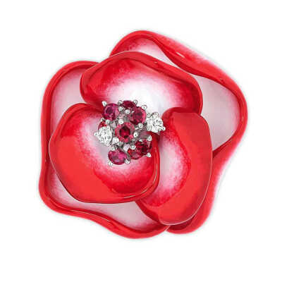 Rose Dior Pop 玫瑰金戒指，by Dior
镶嵌圆形切割红宝石、红色尖晶石和钻石，绘有红色漆面。