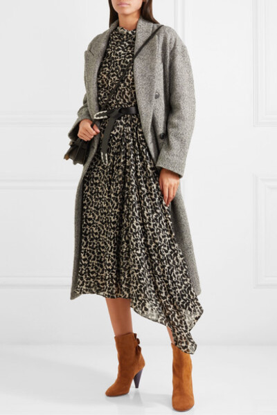
Isabel Marant 擅长设计松垮的 80 年代风踝靴，这双 “Lystal” 短靴便是她的又一力作，背面摁扣袢带方便你根据造型需求调节靴口的开合度。单品采用柔软的绒面革制作，配有利落的杏仁形鞋头和锥形鞋跟。