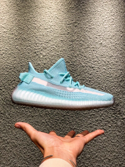 Adidas Yeezy Boost 350V2 3.0 天蓝镂空配色 纯正版型 真boost鞋底 绝对满满踩shi感
Size：36 36⅔ 37⅓ 38 38⅔ 39⅓ 40 40⅔ 41⅓ 42 42⅔ 43⅓ 44 44⅔ 45⅓ 46 47