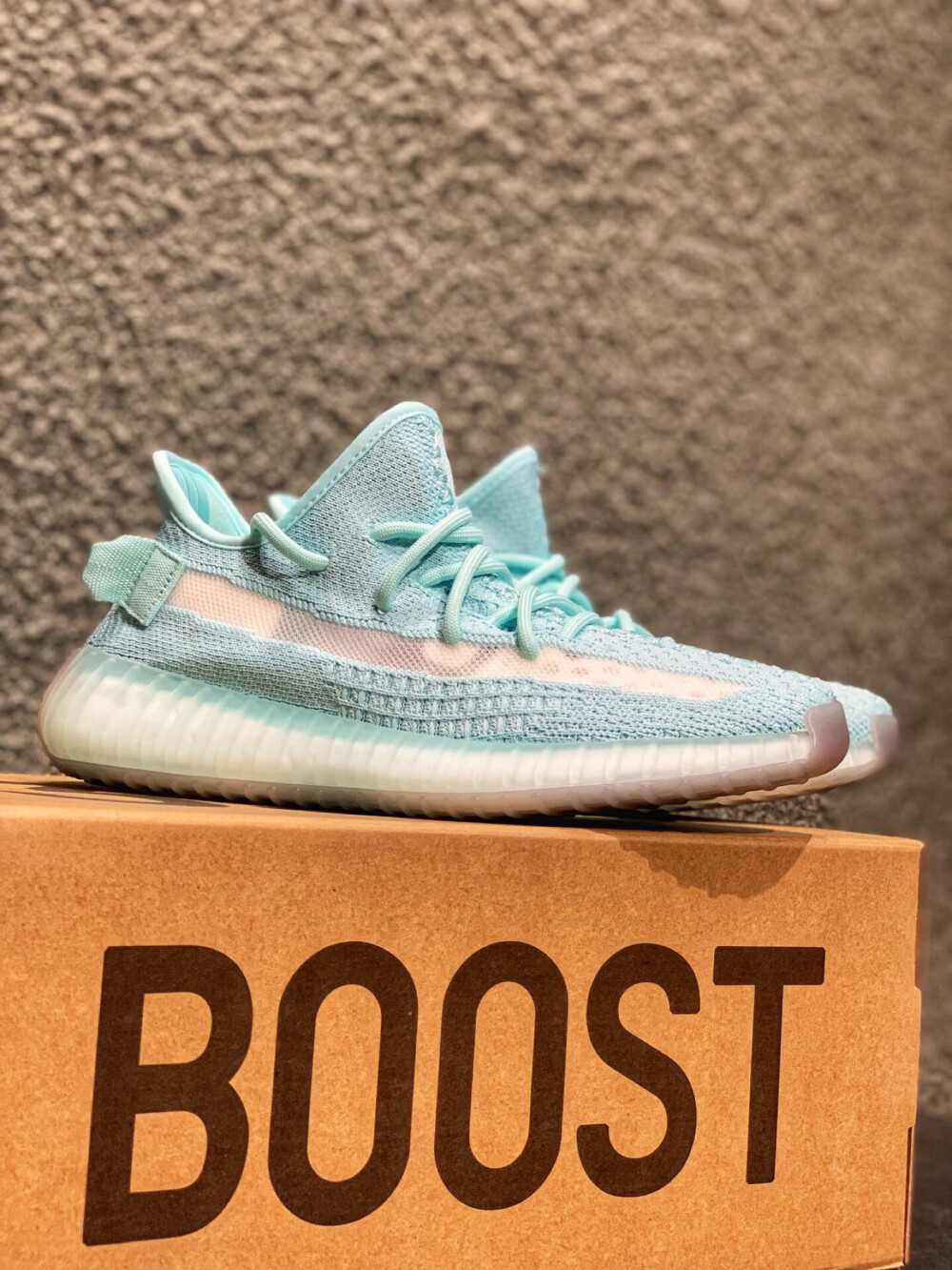 Adidas Yeezy Boost 350V2 3.0 天蓝镂空配色 纯正版型 真boost鞋底 绝对满满踩shi感
Size：36 36⅔ 37⅓ 38 38⅔ 39⅓ 40 40⅔ 41⅓ 42 42⅔ 43⅓ 44 44⅔ 45⅓ 46 47