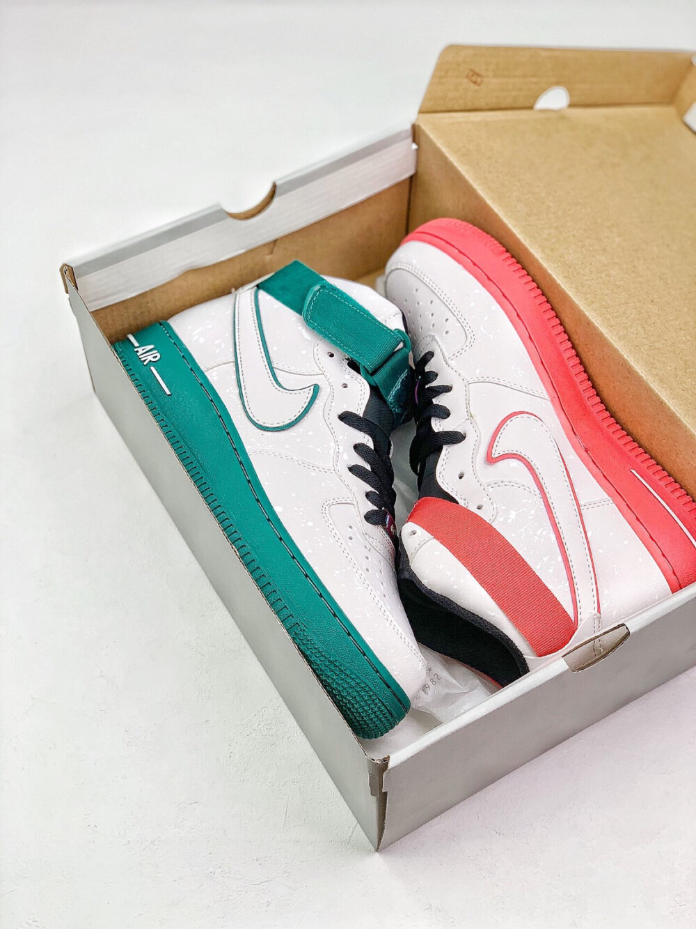 Nike Air Force 1 '07 全新配色
硬质头层牛皮革#内置全掌air sole气垫耐克Nike Air Force 1 '07 空军一号中帮百搭休闲运动板鞋 