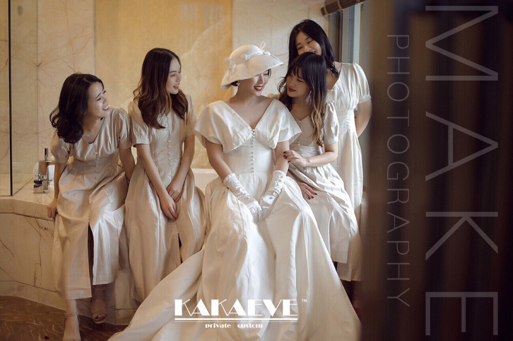 KAKAEVE | #手套定制#
✏️Designer：Kaka
选择适合自己的，才是最好的
#杭州KAKAEVE婚纱高级定制#