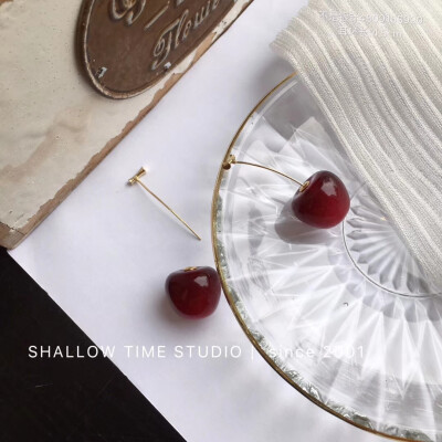 Shallow time studio* | 爆款到货！
♥︎.车厘子耳环，不是银针，耳环长：4.5cm，这个颜色很适合秋冬搭配哦！
