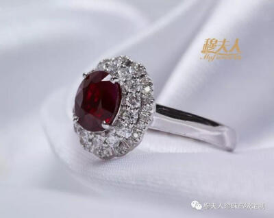 红宝石的英文名为Ruby，现在圣经中红宝石是所有宝石之中最珍贵的。红宝石因为它的红，也之所以人们总把它和热情、爱情联系在一起，被称为“爱情之石”，这象征着人们热情似火，爱情的美满、永恒和坚贞。