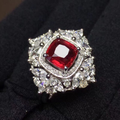 红宝石的英文名为Ruby，现在圣经中红宝石是所有宝石之中最珍贵的。红宝石因为它的红，也之所以人们总把它和热情、爱情联系在一起，被称为“爱情之石”，这象征着人们热情似火，爱情的美满、永恒和坚贞。