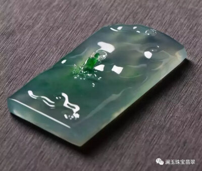 “种就是翡翠的质地结构，跟翡翠的风化时间有关，风化的时间的越长，种自然就越老了。种就是质地，质地也就是我们俗称的“种”，是衡量翡翠质量高低最重要的指标之一。质地是翡翠的结构构造。”