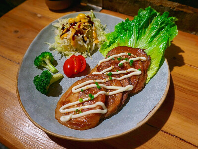 日本料理~芥末拌生章鱼挺好吃的^ω^