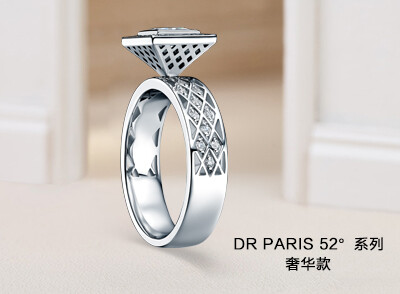 dr求婚钻戒，DR PARIS 52°系列，以稳固的金字塔结构52°角为设计灵感，旨在见证恋人的永恒不变的真爱。DR PARIS 52°系列的方形设计，时尚感十足。