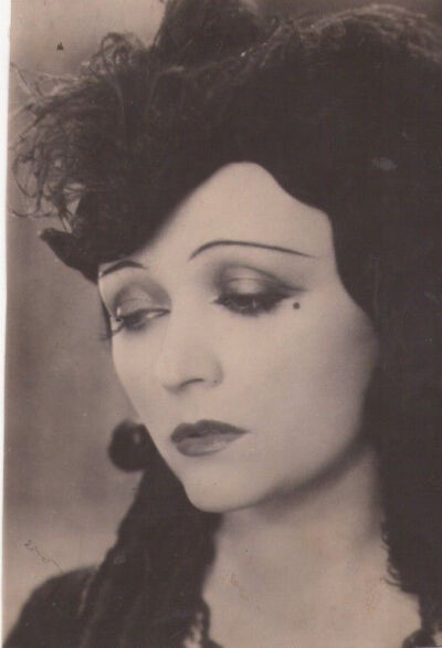 Pola Negri，1897-1987，波兰女演员，以擅长饰演蛇蝎美人和悲剧命运的女人而在好莱坞声名鹊起 ​​​