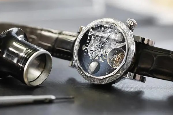 GyroGRAFF Endangered Species大象面盘镶钻腕表
GRAFF腕表设计也华丽爆表，首度展出GyroGRAFF Endangered Species陀飞轮月相表系列中大象、犀牛与猫熊款，以钻石马赛克于面盘拼出立体动物图案。