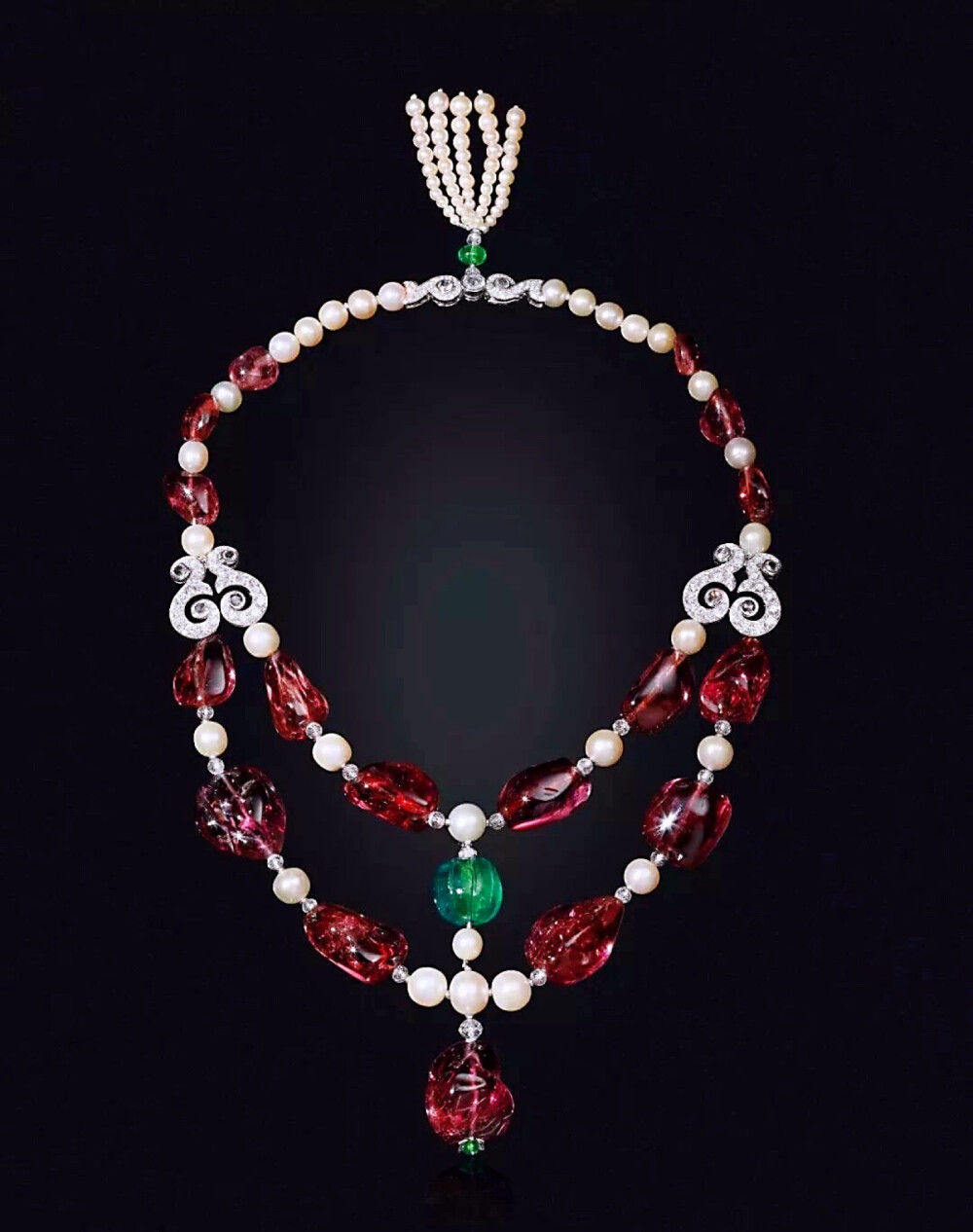 尖晶石、珍珠配祖母绿项链
共7颗尖晶石珠