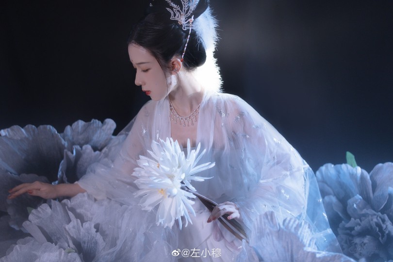 #喜欢拍照也喜欢你#
「玉颗珊珊下月轮，殿前拾得露华新
至今不会天中事，应是嫦娥掷与人」
摄影：@左小穆
出镜：@-尔语青青- 