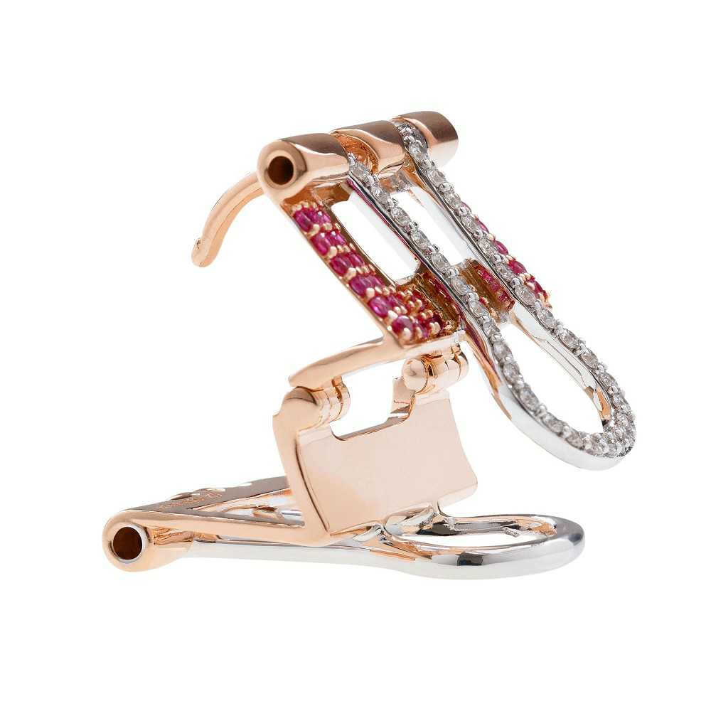 美国设计师 Nadine Ghosn 刚刚推出新一季珠宝系列——「Too Cool For School」，设计灵感源自各种上学时的日常文具，例如铅笔、三角尺、量角器、回形针等。设计师搭配白金、玫瑰金与色调明快的彩色宝石，生动塑造出俏皮活泼的珠宝风格。