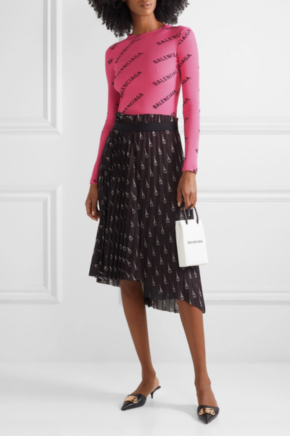 
Balenciaga 这款罗纹针织毛衣在意大利织就，艳丽的荧光粉色被品牌命名为 “Lipstick Pink”，醒目的黑色 Logo 彰显奢华身份，修身廓形勾勒出你凹凸有致的身姿。