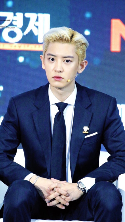 朴灿烈/灿烈在world knowledge forum上的场图4+和李秀满的握手1+不同时期的灿烈，一张图满足你两种选择