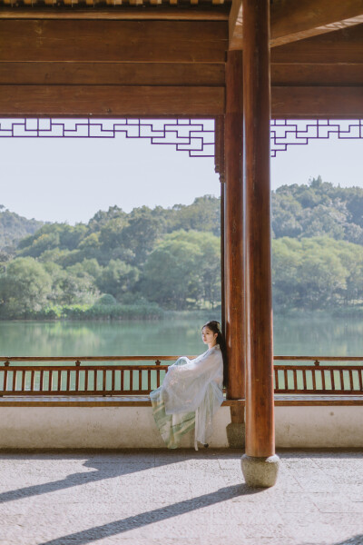 中秋前小聚
摄影：洪小漩
出镜：娟子、羽希
有些日子没有小聚了，在中秋节之前，难得三个人都有半日清闲，便约着去御湖湾拍照。
娟子看到如今街面上穿汉服的姑娘越来越多，有些心痒，便也在网上购买了两套有两套…