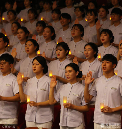 韩大学“准护士”参加加南丁格尔宣誓仪式