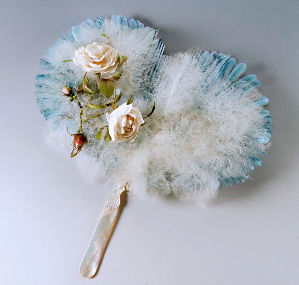 巴西羽毛扇也是Tatiana Yusupova公主的收藏，母贝、淡蓝羽毛和白玫瑰，轻轻浅浅撩拨人心