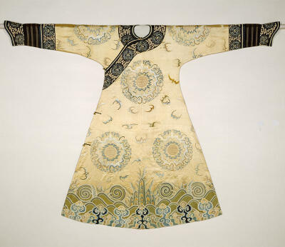 【黄色地绣福寿纹女吉服袍】——清，美国大都会博物馆藏。