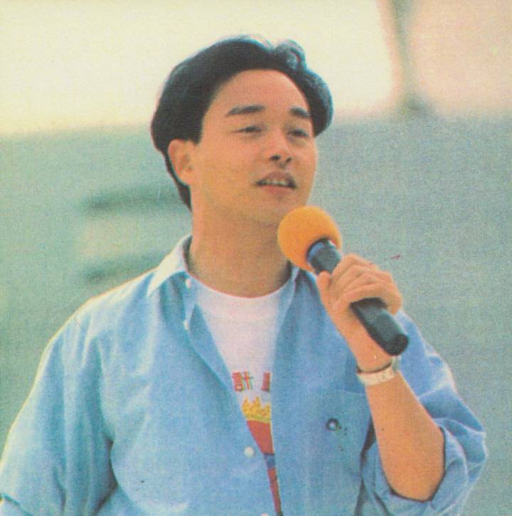 1989年8月27日，张国荣担任HK电台“太阳计划”在九龙公园的户外闭幕礼表演嘉宾，这是一个鼓励青少年积极向上的公益活动