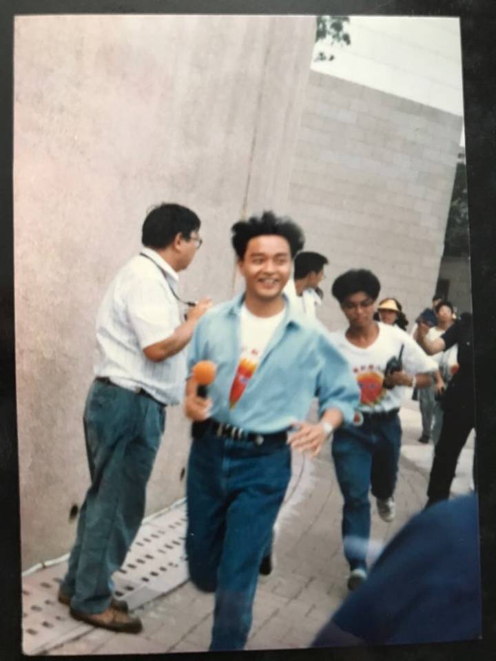 1989年8月27日，张国荣担任HK电台“太阳计划”在九龙公园的户外闭幕礼表演嘉宾，这是一个鼓励青少年积极向上的公益活动