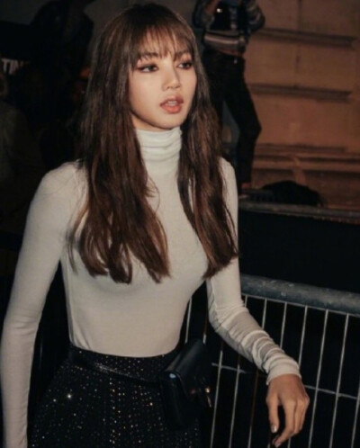 lalisa manoban ☪ 甜豆莎 人间celine上线 