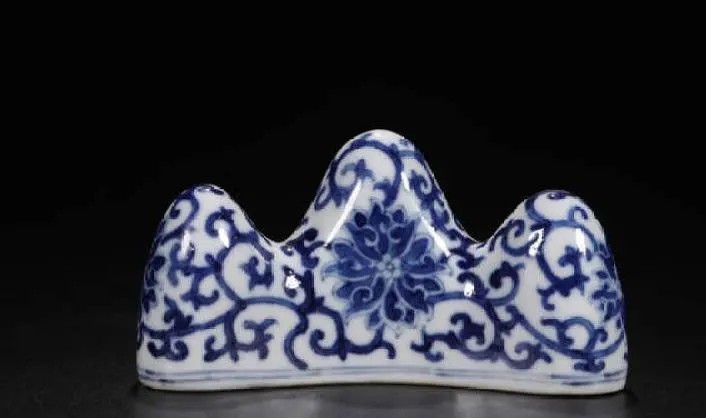 清 乾隆 青花缠枝莲纹笔架