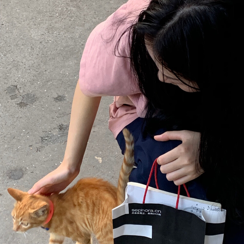 我看到佚名两个字，第一时间想到的还是，但是我知道我是在追忆过去，因为我现在偶尔看到你现在pyq的你，我一点也不心动，但是我却时常梦到你，我想我梦到的是去年的你，去年那个我喜欢的你，去年那个我认为的我的only one。